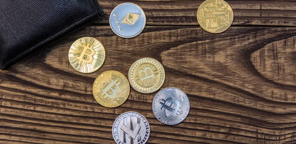 Bitcoins Litecoin Och Ethereum Svart Läder Plånbok Gamla Träbord — Stockfoto
