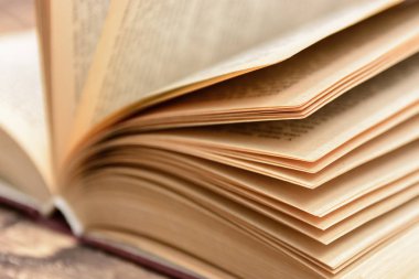 Ahşap zemin üzerine eski bir kitap