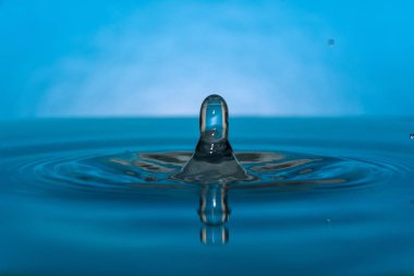 arka plan üzerinde temiz su damlaları