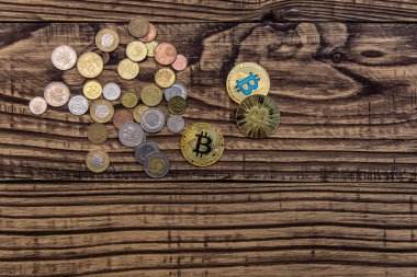 çeşitli sikke ve arka plan üzerinde Kripto Döviz Alım bitcoins 