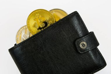 litecoin, bitcoin ve ethereum siyah deri cüzdan içinde yalan