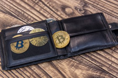  bitcoins, litecoin ve ethereum siyah deri cüzdan eski ahşap masa