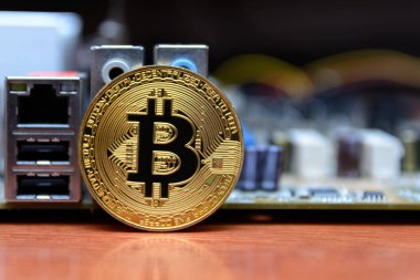 anakart bilgisayarın yanında altın bitcoin standı