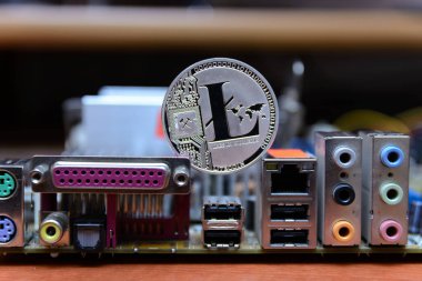  anakart bilgisayarın yanında altın bitcoin standı