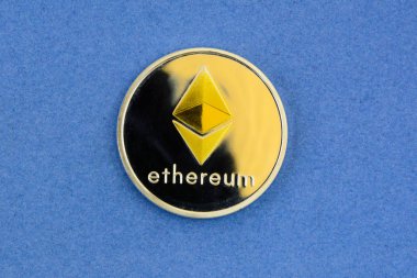  mavi zemin üzerine altın ethereum yalan