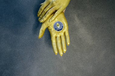 Kadınların elleri altın boya ile boyanmış Kripto para birimi tutun