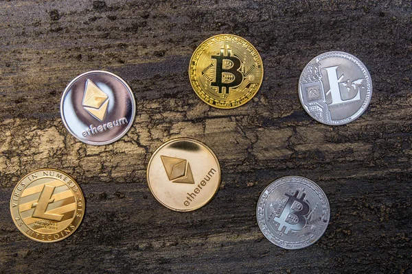 Κρυπτό Νόμισμα Bitcoin Litecoin Και Ethereum Βρίσκονται Παλιά Χάλκινα Φόντο — Φωτογραφία Αρχείου