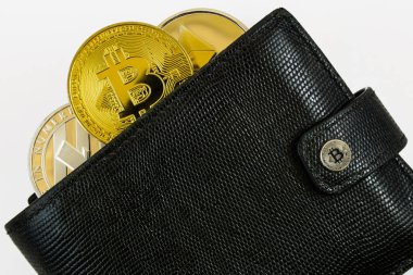 litecoin, bitcoin ve ethereum siyah deri cüzdan içinde yalan