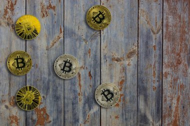 ahşap arka plan doku üzerinde para