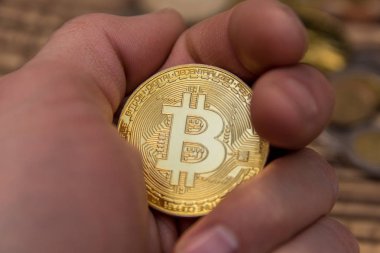  Gümüş bitcoin ma'n parmaklarda tutun