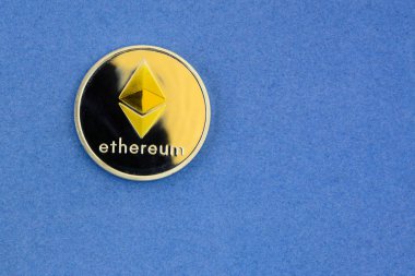  mavi zemin üzerine altın ethereum yalan