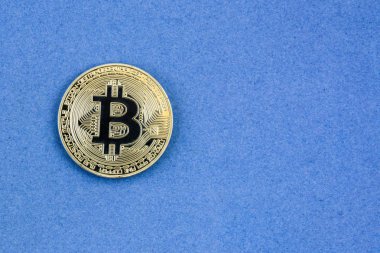 Gümüş bitcoin yalan mavi arka plan üzerine
