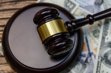 tokmak yalan yüz dolar faturaları ahşap arka plan üzerinde arka plan üzerine yargıç