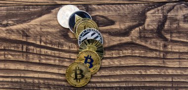 ahşap arka plan üzerinde yay şeklinde Bitcoins, litecoin ve ethereum yalan