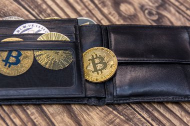  bitcoins, litecoin ve ethereum siyah deri cüzdan eski ahşap masa