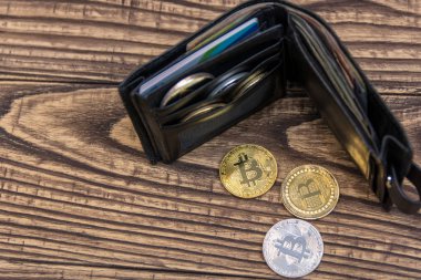  bitcoins, litecoin ve ethereum siyah deri cüzdan eski ahşap masa