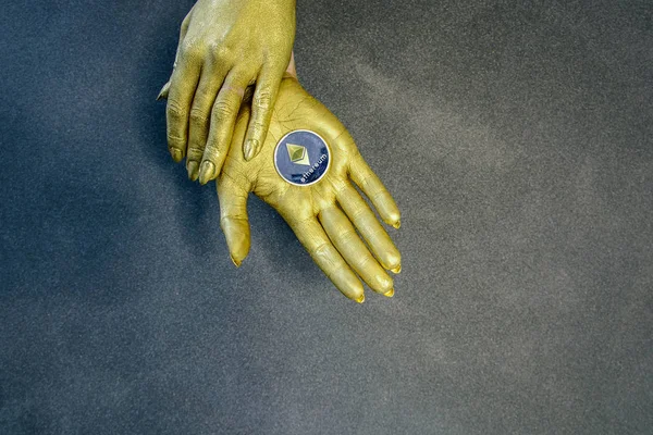 Женские Руки Раскрашенные Золотой Краской Держат Криптовалюту — стоковое фото