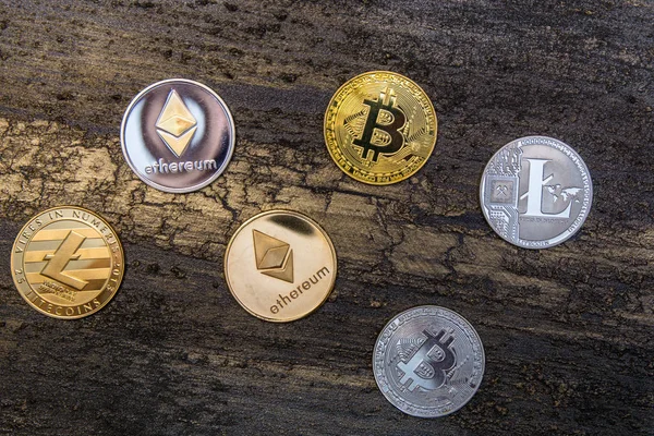 Kryptowährung Bitcoin Und Ethereum Liegen Auf Altem Bronzegrund — Stockfoto