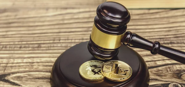 Richtergabel auf Holzgrund — Stockbild Richtergabel Auf Holzgrund — Stockfoto