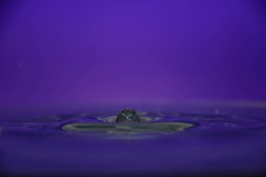 arka plan üzerinde temiz su damlaları