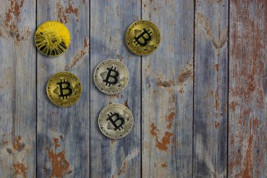  Bitcoins yalan eski ahşap doku üzerine