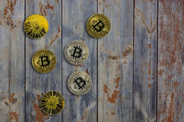  Bitcoins yalan eski ahşap doku üzerine