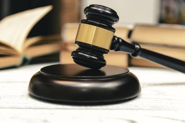 Yargıç Tokmak ahşap arka planda