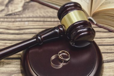 Yargıç Tokmak ahşap arka planda