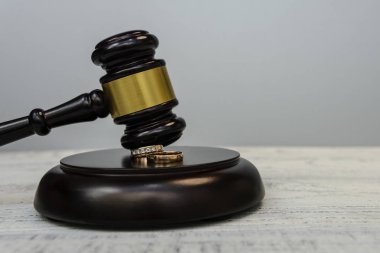 Yargıç Tokmak ahşap arka planda