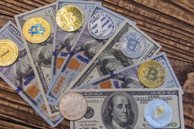  Bitcoins, litecoin ve ethereum yüz dolar faturaları ahşap arka plan üzerinde yalan
