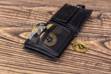 Altın bitcoin ve siyah deri cüzdan kripto diğer para birimi