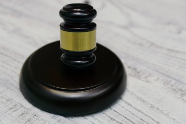 Yargıç Tokmak ahşap arka planda