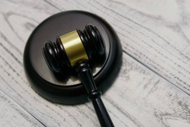 Yargıç Tokmak ahşap arka planda