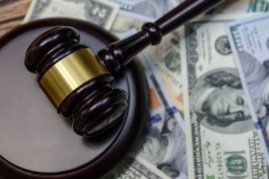 tokmak yalan yüz dolar faturaları ahşap arka plan üzerinde arka plan üzerine yargıç