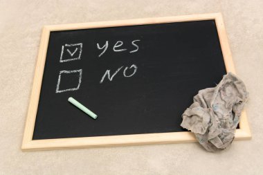 Evet ya da Hayır yazı ile kara tahta görüntüsünü kapatmak