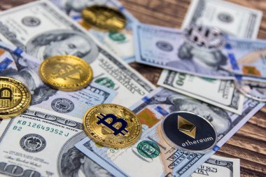  Bitcoins, litecoin ve ethereum yüz dolar faturaları ahşap arka plan üzerinde yalan