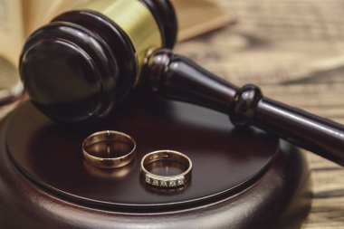 Hukuk ve adalet. Yargıç tokmak ahşap arka plan üzerinde