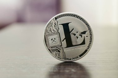 Ahşap masa üzerinde gümüş Litecoin
