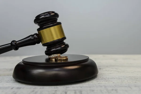 Richtergabel auf Holzgrund — Stockbild Richtergabel Auf Holzgrund — Stockfoto