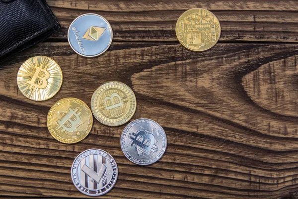 Bitcoins Litecoin Und Ethereum Schwarzem Lederetui Auf Altem Holztisch — Stockfoto
