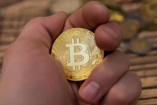 Bitcoin Sosteniendo Los Dedos Del Hombre Sobre Fondo Madera Viejo — Foto de Stock