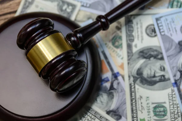 tokmak yalan yüz dolar faturaları ahşap arka plan üzerinde arka plan üzerine yargıç