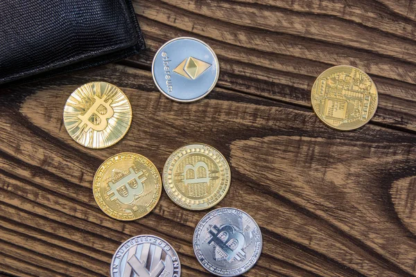 Bitcoins Litecoin Und Ethereum Schwarzem Lederetui Auf Altem Holztisch — Stockfoto
