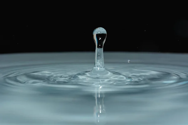 背景にきれいな水の滴 — ストック写真
