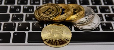 Altın bitcoins notebook klavye üzerinde yalan