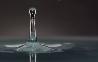 arka plan üzerinde temiz su damlaları