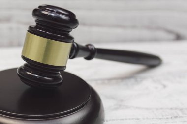 Yargıç Tokmak ahşap arka planda