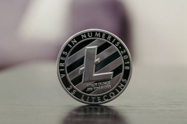 Ahşap masa üzerinde gümüş Litecoin