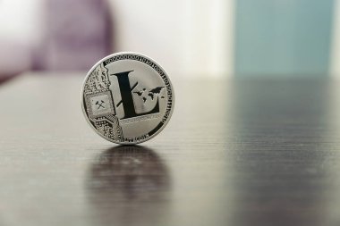 Ahşap masa üzerinde gümüş Litecoin