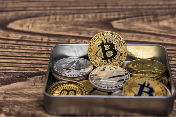 Goldene Bitcoin Und Andere Kryptowährungen Metallbox Auf Holzgrund — Stockfoto